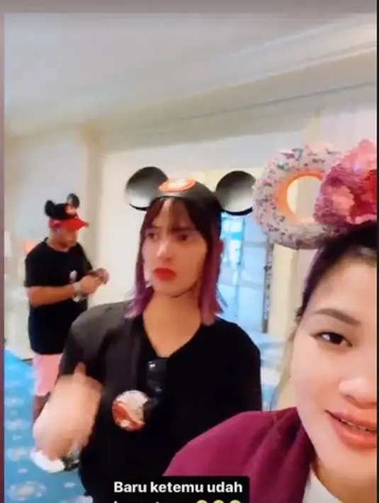 <p>Tak hanya memotong rambut menjadi pendek sebahu, ibu tiga anak ini juga mewarnai rambutnya menjadi ombre ungu. (Instagram/talitha_nugroho11).</p>