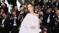 Model Alessandra Ambrosio berpose untuk fotografer setibanya di upacara pembukaan dan pemutaran perdana film 'The Dead Don't Die' di festival film internasional ke-72, Cannes, Prancis selatan (14/5/2019). (AP Photo/Joel C Ryan)