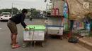 PKL menggelar lapak dagangannya di Jalur Inspeksi Kanal Banjir Timur, Jakarta, Rabu (3/1). Kurangnya pengawasan menyebabkan jalur inspeksi tersebut dipenuhi PKL sehingga mengganggu ketertiban umum. (Liputan6.com/Immanuel Antonius)