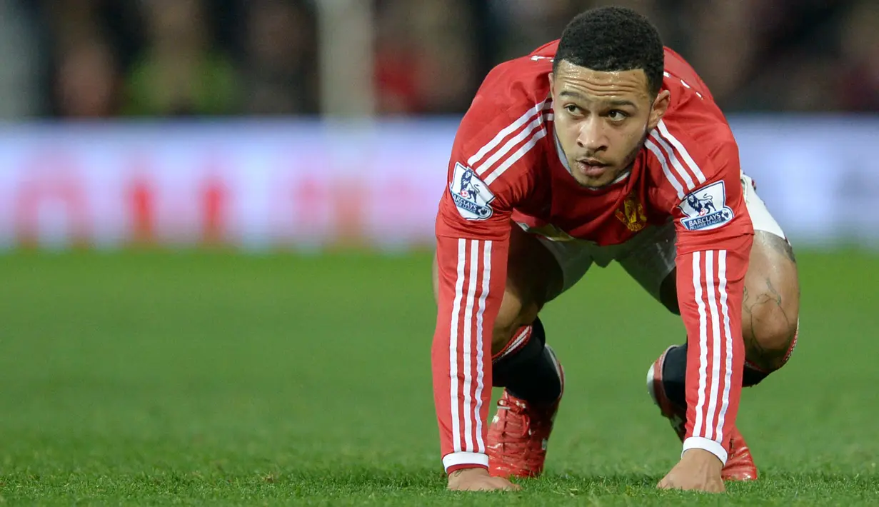 Memphis Depay gagal bersinar usai dirinya direkrut oleh Manchester United dari PSV Eindhoven pada 2015 silam. Depay mengungkapkan bahwa intensitas permainan di Liga Inggris lebih cepat dan ia tak mampu mengikutinya. Ia akhirnya hengkang ke Olympique Lyon setelah dua musim berselang. (AFP/Oli Scarff)