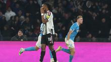 Penyerang Napoli, Rasmus Hojlund, berselebrasi setelah mencetak brace ke gawang Juventus dalam lanjutan Serie A Liga Italia 2025/2026 di Stadion Diego Armando Maradona, Senin (8/12/2025) dini hari WIB. (CARLO HERMANN / AFP)