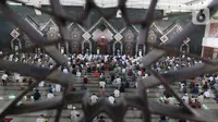 Suasana jemaah Salat Jumat di Masjid At-Tin, Jakarta, Jumat (13/08/2021). Pengurus Masjid At-Tin melakukan pembatasan jumlah jamaah secara terbatas yakni 25 persen dari total kapasitas serta mematuhi protokol kesehatan secara ketat. (Liputan6.com/Herman Zakharia)