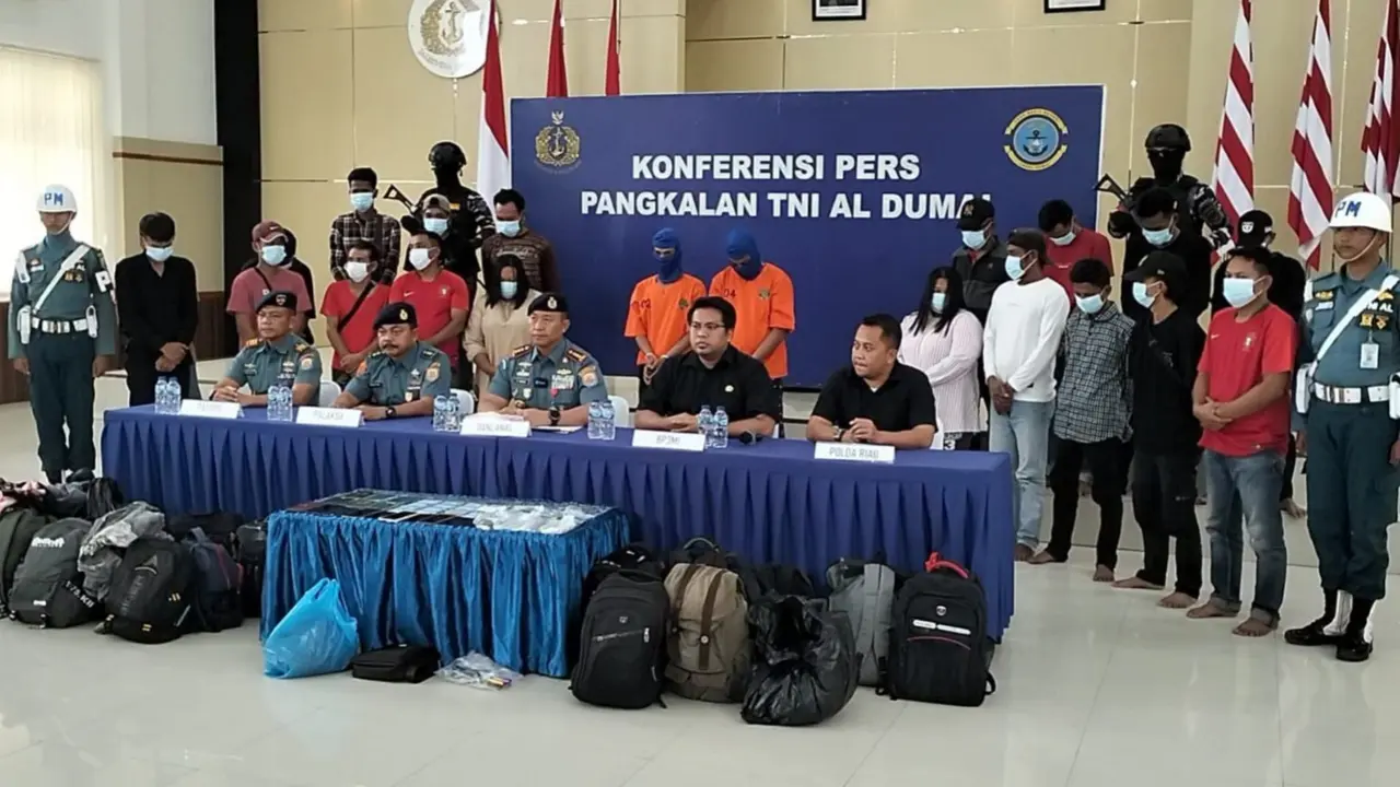 Konferensi pers penggagalan penyelundupan pekerja migran Indonesia ke Malaysia.