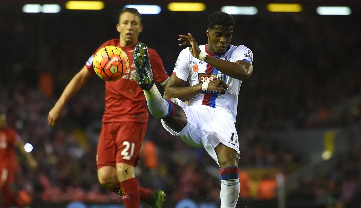 Pemain Crystal Palace Wilfried Zaha (kanan) menendang bola saat dibayangi pemain Liverpool Lucas Leiva pada lanjutan Liga Premier Inggris di Stadion Anfield, Liverpool, Inggris, Minggu(8/11/2015) WIB.  (AFP Photo/Paul Ellis)