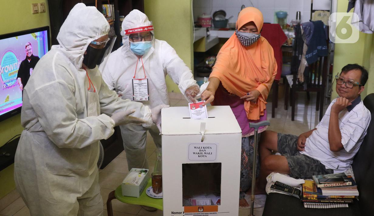 FOTO: Dengan APD Lengkap, Petugas Pilkada 2020 Datangi Rumah Pemilih yang Sakit - News Liputan6.com