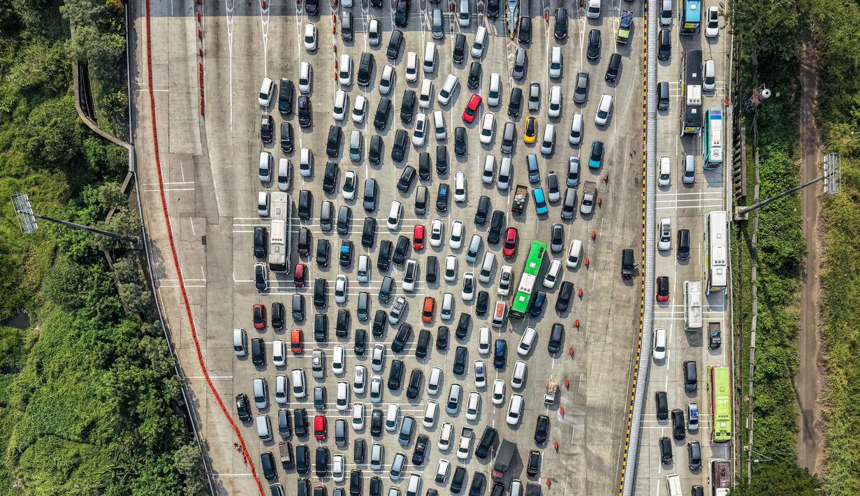 Untuk mengurai kemacetan di Tol Cikampek Utama (Cikatama), Korlantas Polri akan menerapkan one way dari KM 70 Cikatama hingga KM 414 Tol Kalikangkung. Tampak foto udara menunjukkan kendaraan yang terjebak kemacetan di gerbang tol Cikampek Utama 2, Jawa Barat, pada Selasa 17 Maret 2026. (BAY ISMOYO/AFP)