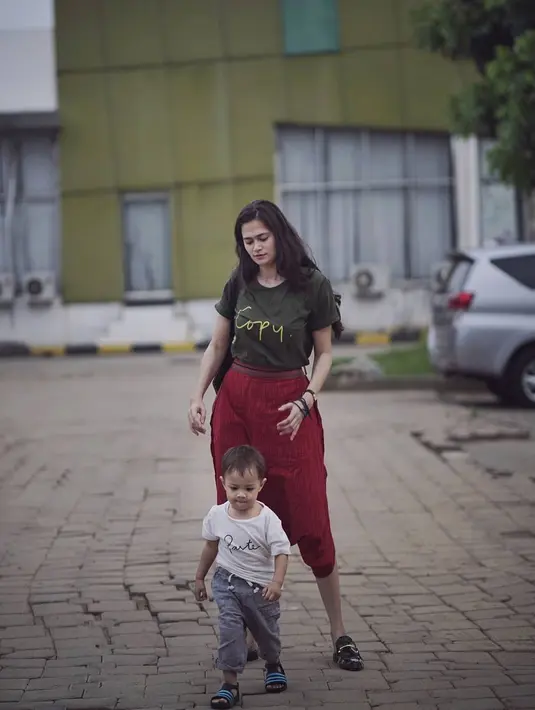 Saat mengasuh anak di luar rumah, Sabai tetap memilih pakaian yang santai. (Foto: instagram.com/ringgoagus)