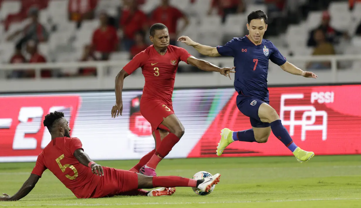 Bek Timnas Indonesia, Yanto Basna, menghadang gelandang Thailand, Supachok Sarachat, pada laga kualifikasi Piala Dunia 2022 di SUGBK, Jakarta, Selasa (10/9). Indonesia takluk 0-3 dari Thailand. (Bola.com/M Iqbal Ichsan)