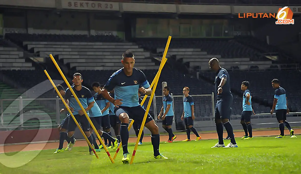Gelandang serang Timnas Indonesia Raphael Maitimo masuk dalam skuad yang dipersiapkan pelatih Jacksen F Tiago untuk berlaga lawan Kirgizstan  (Liputan6.com/Helmi Fithriansyah)