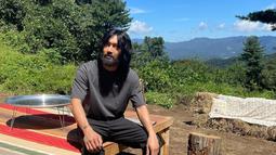 Mas Agung, panggilan akrab Siwon Choi di kalangan fans Indonesia, tampak sangar dengan rambut gondrong dan berewok tebal yang menutupi wajah tampannya. (FOTO: instagram.com/siwonchoi/)