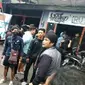 Anggota Anarko Sindikalis menggunakan penutup wajah dan hoodie berwarna hitam ikut dalam aksi May Day di Surabaya. (Liputan6.com/Dian Kurniawan)