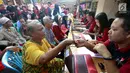 Warga registrasi untuk mendapatkan paket sembako di Rawa Badak Selatan, Jakarta Utara, Kamis (13/6). Paket sembako dibagikan bagi masyarakat kurang mampu di hari terakhir bulan Ramadan. (Liputan6.com/HO/Rizki)