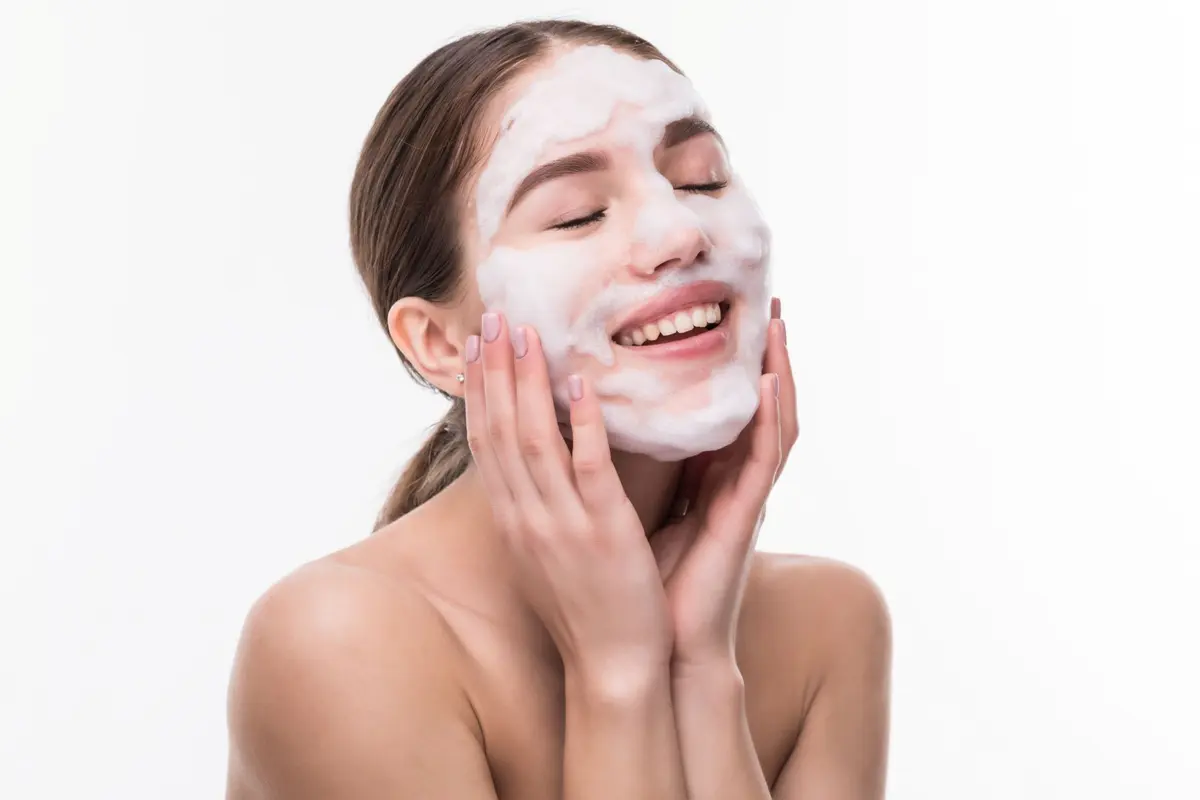 Kenali Bubble Mask, Rahasia Kulit Glowing dan Bebas Jerawat yang Lagi Hits! (photo by freepik.com)