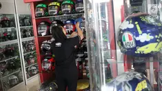 Petugas menata helm yang dijual di Jakarta, Senin (19/6). Banyaknya pemudik sepeda motor menyebabkan penjualan helm selalu meningkat dibanding hari biasa menjelang arus mudik. (Liputan.com/Immanuel Antonius)