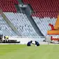 Pekerja memeriksa rumput setelah digunakan sebagai tempat konser Blackpink di Stadion Utama Gelora Bung Karno (SUGBK), Senin (13/3/2023). SUGBK merupakan salah satu dari enam venue yang ditetapkan untuk menggelar pertandingan Piala Dunia U-20 2023. (Bola.com/M Iqbal Ichsan)