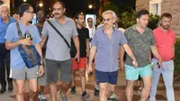 Pangeran Al-Waleed bin Talal (ketiga dari kanan) saat berlibur ke Bodrum, Turki. (Anadolu)