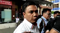 Kuasa hukum Abdul Haris, Taufik Hidayat di halaman gedung Mapolda Jatim. (Dian Kurniawan/Liputan6.com)