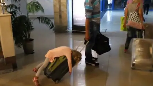 Ketika terjadi penundaan penerbangan, para penumpang yang kebosanan bisa sampai melakukan hal nyeleneh bandara.