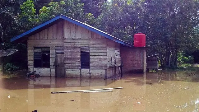 Banjir yang merendam salah satu rumah di Kabupaten Rokan Hulu karena luapan sungai.