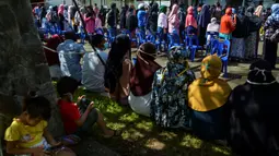 Antrean warga saat hendak membeli sembako murah di Banda Aceh, Aceh, Kamis (14/5/2020). Di tengah pandemi virus corona COVID-19, hadirnya penjualan sembako murah sangat membantu sebagian warga untuk memenuhi kebutuhan hidup. (CHAIDEER MAHYUDDIN/AFP)