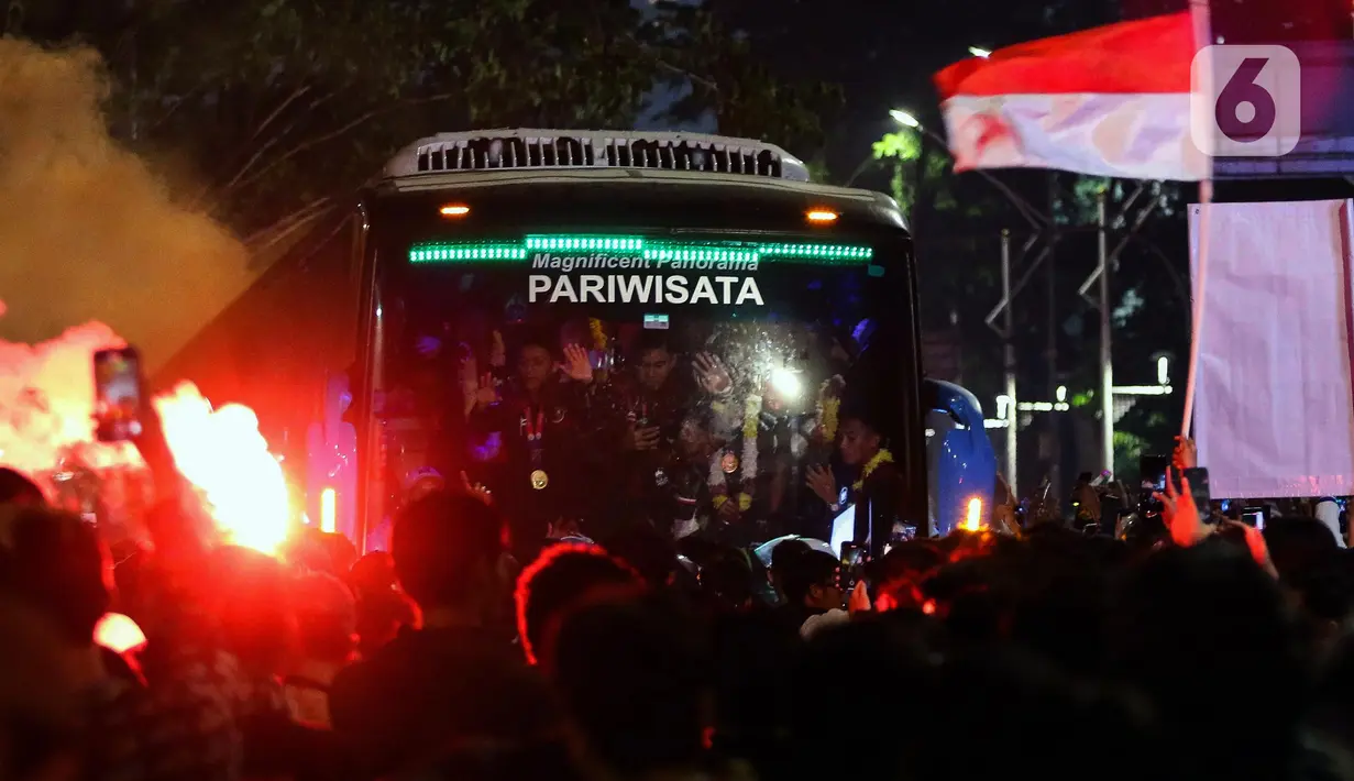 Suporter menyambut ketibaan timnas Indonesia U-22. (Liputan6.com/Herman Zakharia)