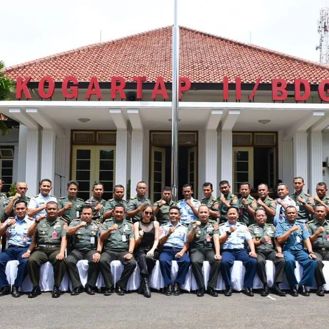 Potret Cinta Laura saat Latihan Tembak Bareng TNI (sumber: instagram/claurakiehl)