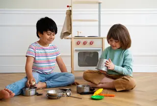 Bagi anak, konsep adil memang belum langsung matang. Di usia kecil mereka biasanya mengira adil berarti semua harus sama banyak, sama besar, dan sama persis. (foto/dok: freepik)