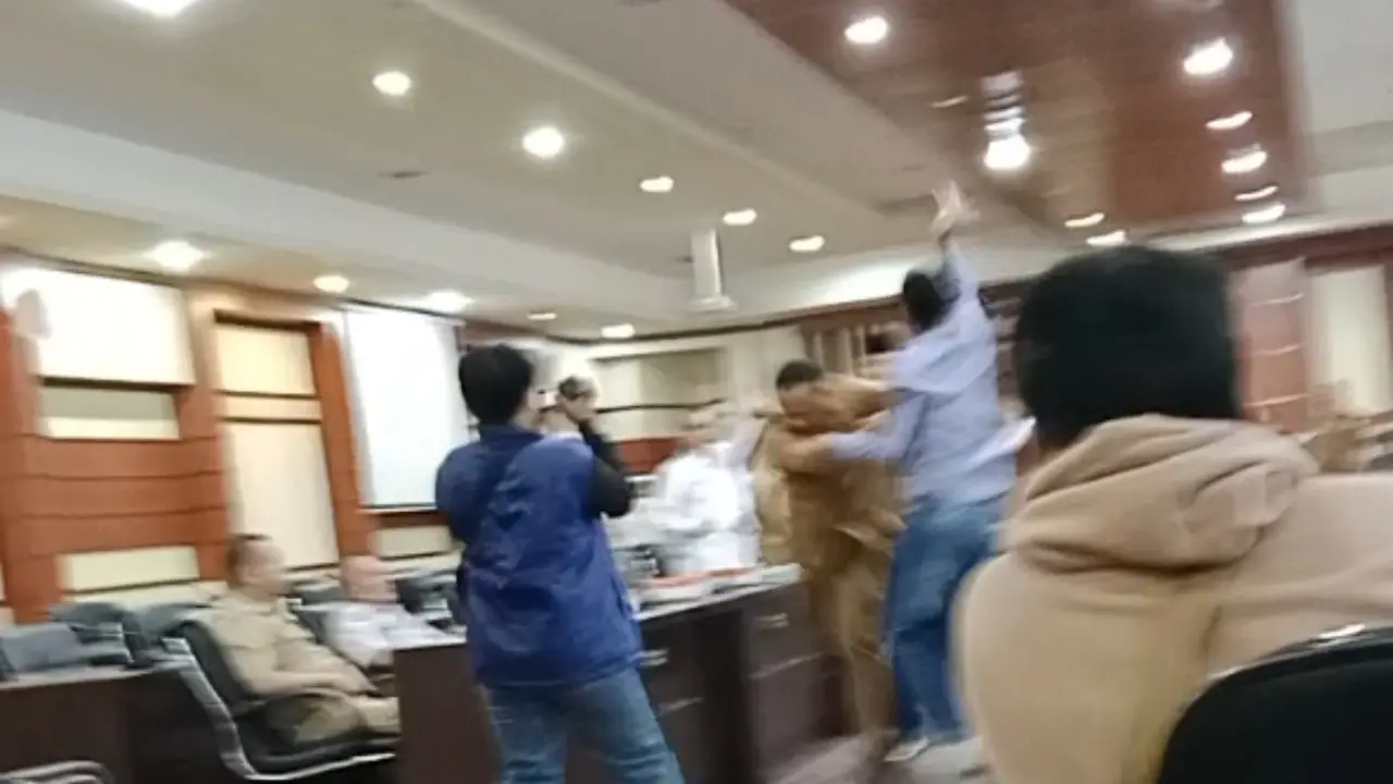 Seorang pejabat BPOM Kendari Wahyuddin, disiram air oleh warga saat rapat di DPRD Sulawesi Tenggara terkait penyitaan kosmetik ilegal.(Liputan6.com/Ahmad Akbar Fua)
