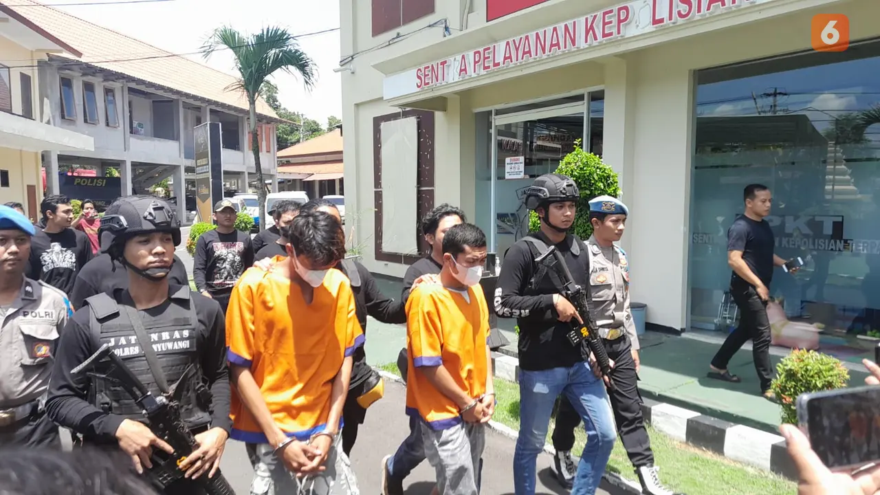 Dua Pelaku Pembunuhan wanita yang jasadnya ditemukan mengambang di Kali Stail digelandang ke Mapolresta Banyuwangi. (Hermawan Arifianto/Liputan6.com)