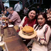 Ani Yudhoyono dan SBY saat makan burger di Burger Ling Lung, Yogyakarta (Dok.Instagram/@aniyudhoyono0