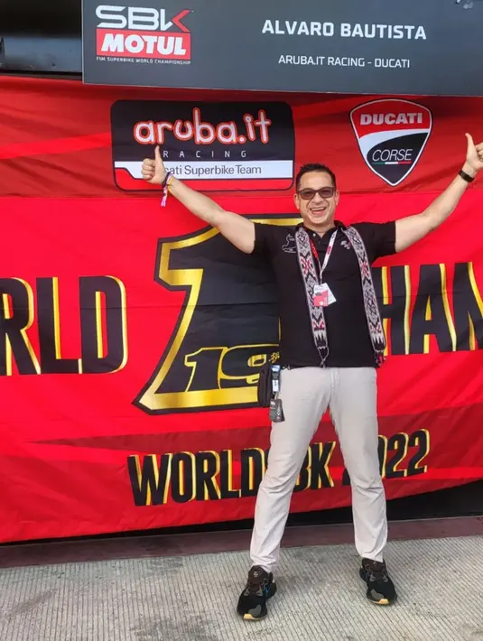 Saat di Mandalika, Ari Wibowo kenakan polo shirt dan celana khaki. Syal etnik Lombok melengkapi penampilan Ari. [@ariwibowo_official]