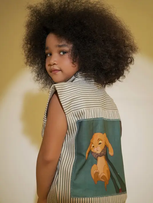 Rompi dengan karakter Lion King dari Sabine and Heem cocok menjadi wishlist para Ibu. Dengan memadukan warna broken white dengan motif garis-garis akan membuat Si Kecil tampil lebih bergaya namun tetap imut. (Foto: hypefast)