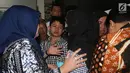 Kesedihan Muhammad Aufa Wikantyasa Nugroho, anak Kepala Pusat Data Informasi dan Humas Badan Nasional Penanggulangan Bencana (BNPB) Sutopo Purwo Nugroho saat peti jenazah sang ayah tiba di rumah duka di Raffles Hils, Depok, Minggu (7/7/2019). (Liputan6.com/Herman Zakharia)