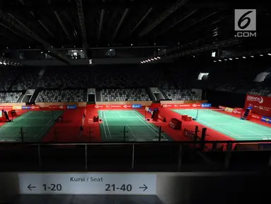 Empat lapangan disiapkan untuk gelaran turnamen Indonesia Masters 2018 di Istora Senayan, Jakarta, Minggu (21/1). Ajang Indonesia Master akan dihelat pada 23-28 Januari 2018 dan diikuti 20 negara. (Liputan6.com/Helmi Fithriansyah)