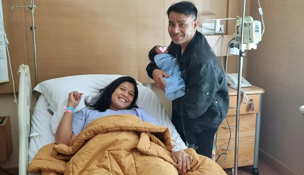 Pasangan Judika dan Duma Riris sedang berbahagia dengan kelahiran anak ketiga mereka, seorang bayi laki-laki, pada Jumat, 29 November 2024. Proses persalinan berlangsung secara normal, dan Judika turut mendampingi Duma selama momen tersebut. (Liputan6.com/IG/@/jud1ka)