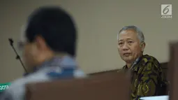 Terdakwa suap perizinan dan pengadaan proyek di lingkungan Ditjen Hubla TA 2016-2017 Antonius Tonny Budiono menyimak keterangan Menhub, Budi Karya Sumadi saat sidang lanjutan di Pengadilan Tipikor, Jakarta, Rabu (28/3). (Liputan6.com/Helmi Fithriansyah)