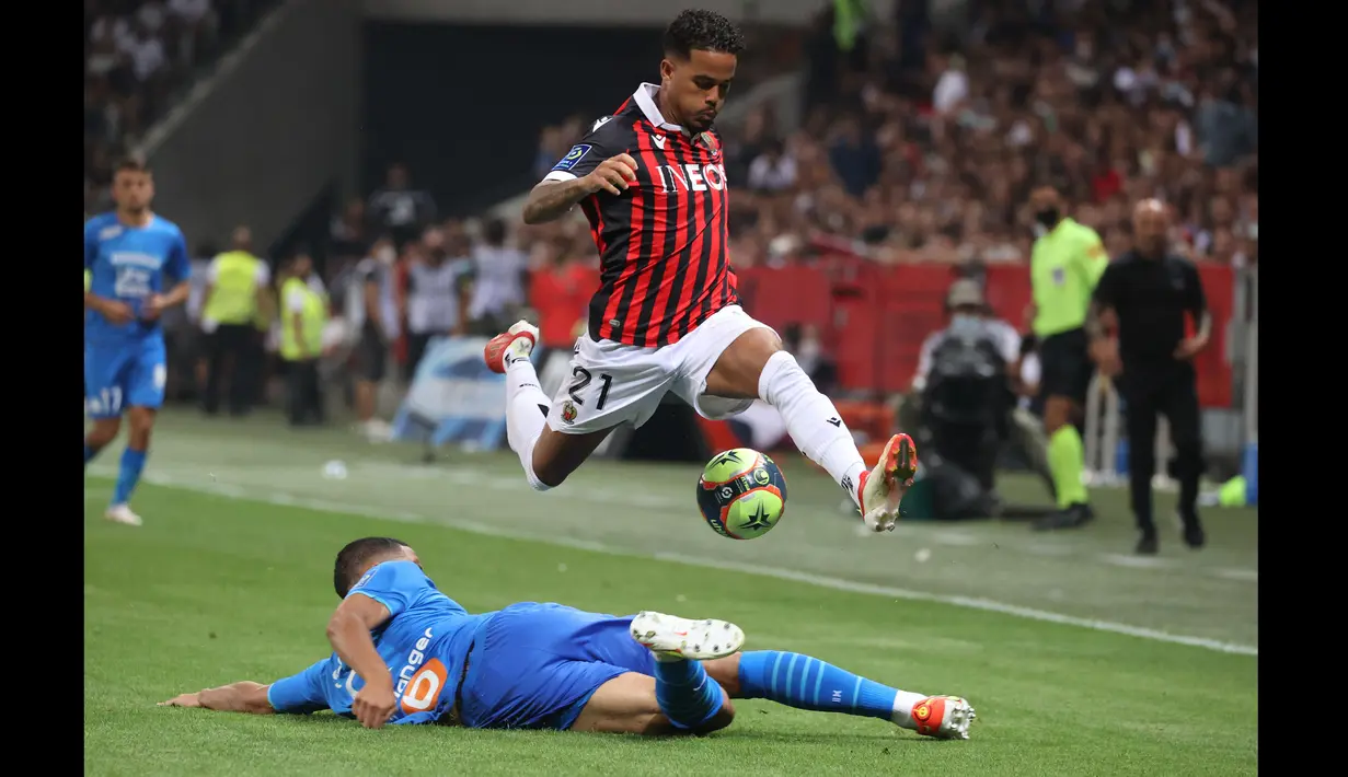 Justin Kluivert (atas) winger berusia 22 tahun milik yang dibeli AS Roma pada tahun 2018. Musim lalu, Kluivert dipinjamkan ke RB Leipzig dan dapat kesempatan tampil 27 kali di semua ajang. Musim ini ia dipinjamkan ke Nice di Ligue 1 dan sejauh ini sudah bermain 2 kali. (Foto: AFP/Valery Hache)