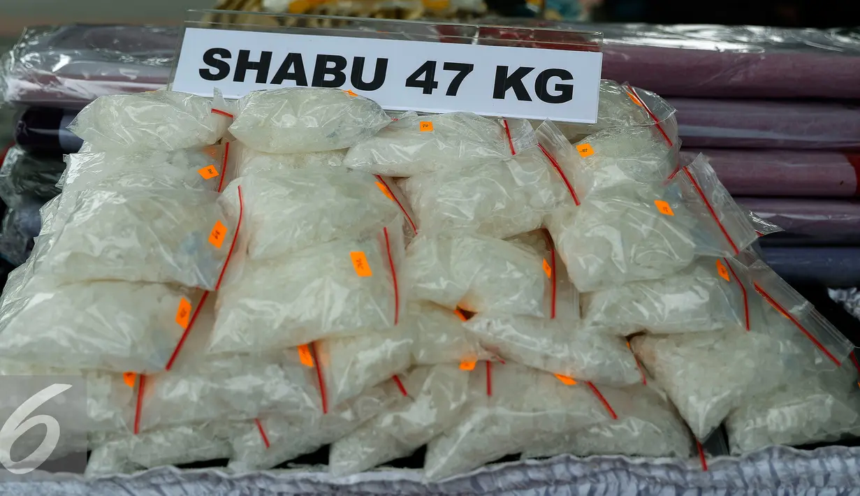 Ditresnarkoba Polda Metro Jaya berhasil mengamankan 47kg shabu dan 520 ribu butir ekstasy dari jenis terbaik, Jakarta, Rabu (7/10/2015). Barang bukti diamankan dari 4 orang tersangka yang 2 diantaranya warga negara asing. (Liputan6.com/Yoppy Renato)