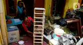 Warga membersihkan perabot rumah tangga dari sisa endapan lumpur di depan rumahnya pasca-banjir di Kawasan Jatinegara Barat, Jakarta Timur, Rabu (5/3/2025). (Liputan6.com/Herman Zakharia)