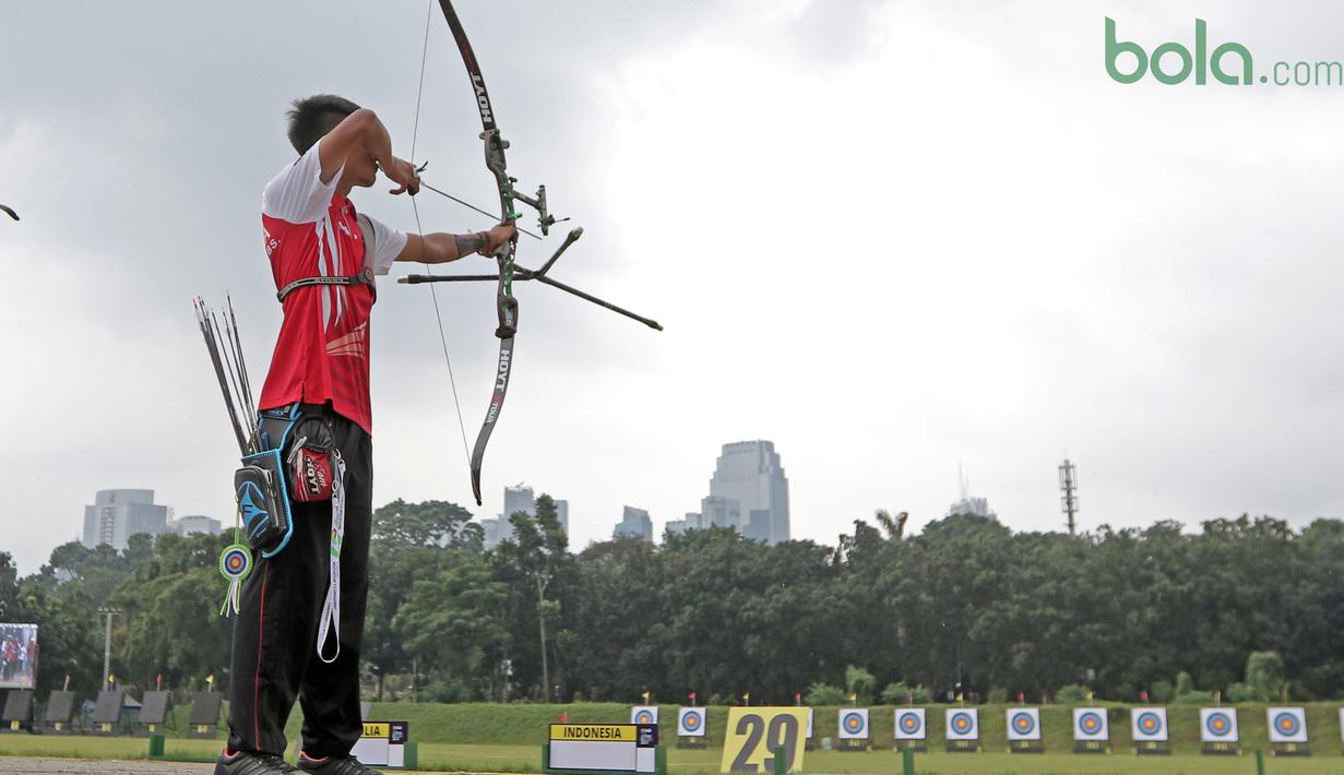 Pemanah Indonesia, Subekti Okka Bagus membidik sasaran saat turun pada nomor Recurve Tim Putra Test Event Asian Games 2018 di Venue Panahan, Jakarta, Selasa (13/2/2017). Indonesia menang atas Malaysia 5-4. (Bola.com/Nick Hanoatubun)