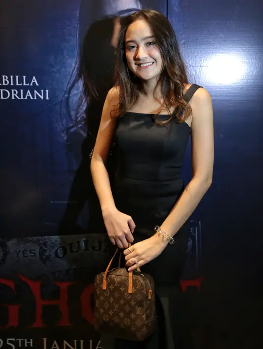 "Awalnya sih aku agak bimbang gitu, gimana ya horor agak ngeri-ngeri sedap sama mau-mau, nggak-nggak. Tapi akhirnya coba deh gue keluar dari zona nyaman gue,” ungkap Salshabilla Adriani. (Adrian Putra/Bintang.com)
