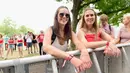 Dua orang gadis tersenyum saat menghadiri hari ke 2 Festival Budweiser Made in America 2017 di Benjamin Franklin Parkway di Philadelphia, Pennsylvania (3/9). (Lisa Lake/Getty Images for Anheuser-Busch/AFP)