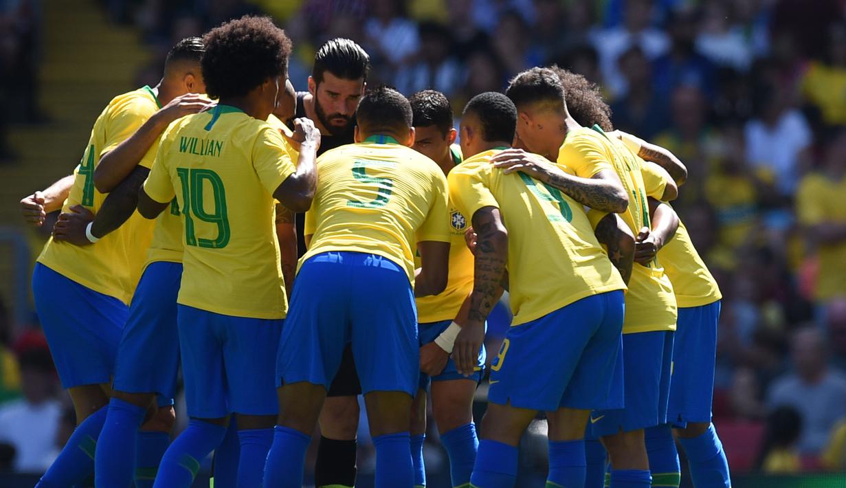 Para pemain Brasil bersiap menghadapi Kroasia pada laga persahabatan di Stadion Anfield, Liverpool, Minggu (3/6/2018). Brasil menang 2-0 atas Kroasia. (AFP/Oli Scarff)