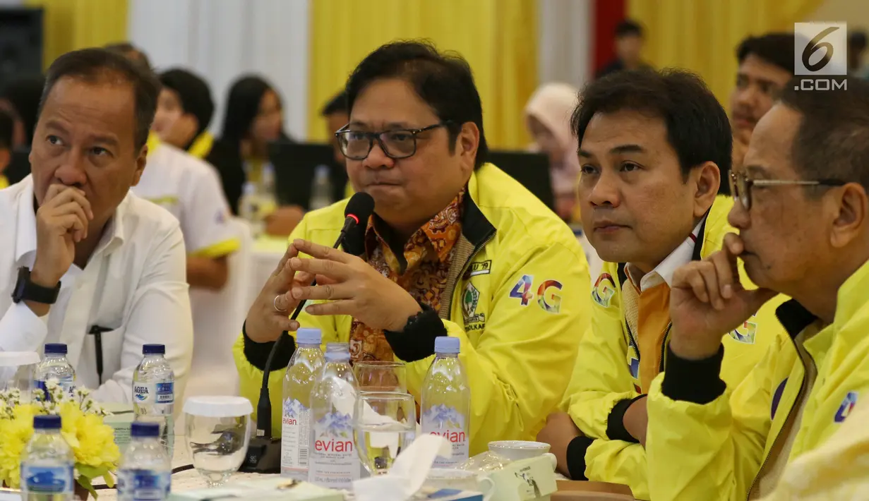 Ketum Partai Golkar Airlangga Hartarto, Anggota DPR Aziz Zyamsudin, Mensos Agus Gumiwang Kartasasmita dan Sekjen Partai Golkar Lodewijk Freidrich Paulus melakukan pemantauan Aplikasi Android SaksiKu untuk Saksi Partai Golkar di TPS pada Pemilu 2019, Jakarta, Selasa (16/4). (Liputan6.com/Johan Tallo)