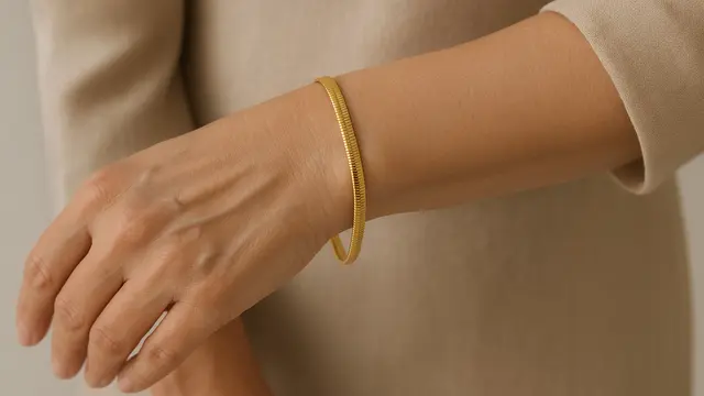 Model Gelang Emas Rantai Halus untuk Ibu-Ibu Usia 50 Tahunan/Ilustrasi AI