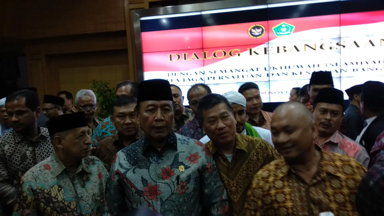 Menko Polhukam Wiranto menghadiri dialog bertema 'Dengan Semangat Ukhuwah Islamiyah Kita Jaga Persatuan dan Kesatuan Bangsa' di Kantor Kemenko Polhukam, Jalan Medan Merdeka Barat, Jakarta Pusat, Jumat (9/11/2018). (Liputan6.com/Nafiysul Qodar)