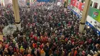 Orang-orang berkerumun membeli tiket di muka untuk melakukan perjalanan ke kampung halaman mereka merayakan Idul fitri di stasiun kereta api di Dhaka, Selasa (26/4/2022).&nbsp; Setiap menjelang perayaan hari besar, seperti Lebaran warga Bangladesh yang merantau ke kota-kota besar akan pulang ke kampung halaman untuk merayakannya bersama sanak keluarga. (Munir uz zaman / AFP)