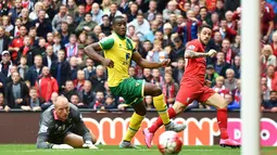 Pemain Liverpool, Danny Ings, saat mencetak gol ke gawang Norwich City dalam laga Liga Premier Inggris di Stadion Anfield, Liverpool, Minggu (20/9/2015). (EPA/Peter Powell)