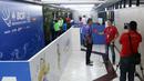 Jurnalis Televisi Nasional tengah melakukan peliputan pada turnamen Indonesia Open 2016 di Istora Senayan, Jakarta. (Bola.com/Nicklas Hanoatubun)