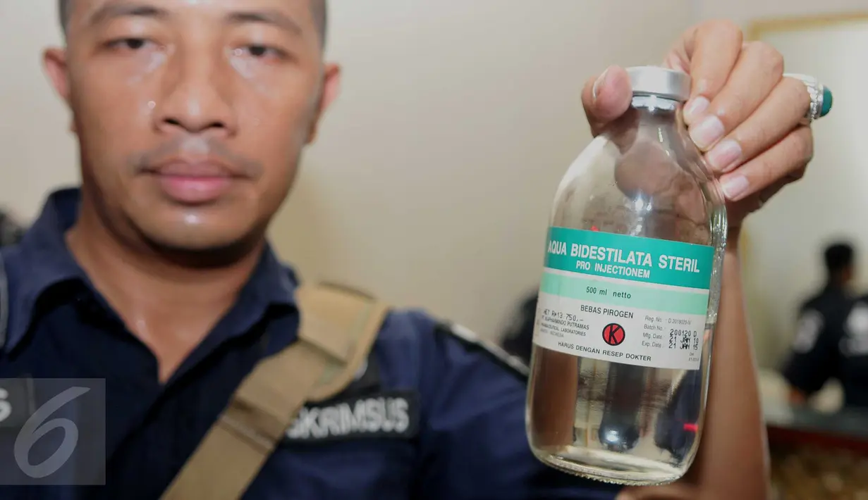 Petugas menunjukkan botol obat yang disita dalam penggerebekan dua klinik aborsi ilegal di kawasan Cikini, Jakarta, Rabu (24/2). Sebanyak 9 orang diduga pelaku praktik aborsi sekitar 5.400 janin bayi diamankan petugas. (Liputan6.com/Gempur M Surya)